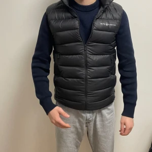 Sail racing väst - Hej!  Säljer nu min Sail racing väst på grund av den har blivit för liten, använd fåtal gånger. 10/10 skick, pris kan diskuteras, hör gärna av dig om du har frågor. Originalpris 1700kr 