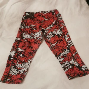 Tränings tights Nike - 3/4 tränings tights i märket Nike Storl S Nya med tagg Katt finns i hemmet 