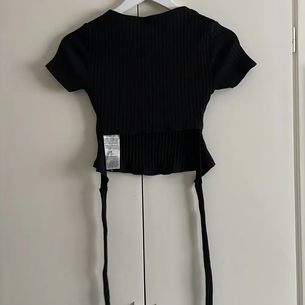 En jättefin svart tröja med snytning i ryggen i storlek S/XS⭐️ använd fåtal gånger, väldigt bra skick ⭐️. Toppar.