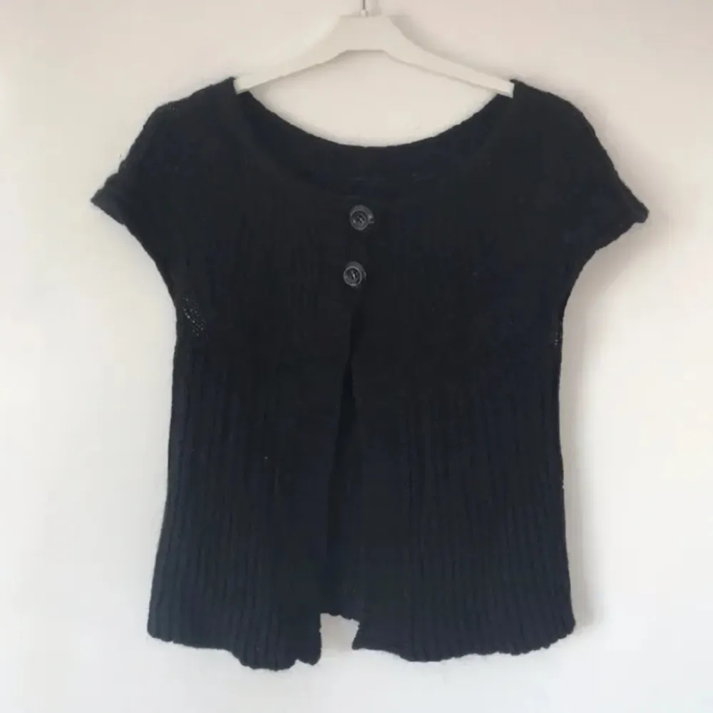 Säljer denna supersöta bolero då den inte kommer till användning! Använt en gång❤️❤️ köpte på Plick för 169kr säljer för 150kr!!🥰🥰 lånade bilder från förra annonsen. Kom privat för fler bilder❤️❤️ perfekt inför våren/sommaren. Tröjor & Koftor.