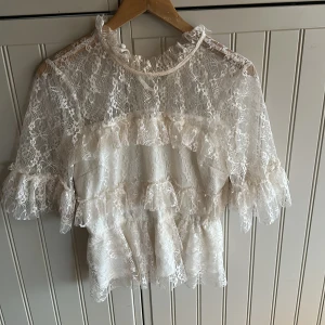 Bubbleroom topp - Använd typ 3 gånger. Liknar toppen från By Malina. Köpt för 649, nypris idag ligger på 499🌟