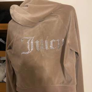Set från Juicy couture, storlek L. Både koftan och byxorna för 400kr