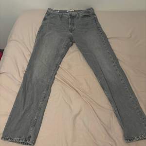 Gråa Jack n Jones jeans i storleken 31/32 i modellen Chris. Säljer dom pga jag inte använde dom. Ge ett pris så jobbar vi därifrån.