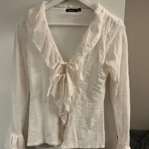 Topp - Vit topp från boohoo, så fin!! Köparen står för frakten