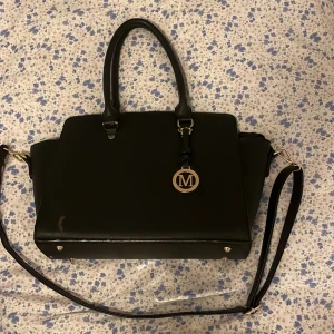 Svart väska  - Köpt second hand🎀Knappt använd men de defekter på sista bilden 🩷Dm vid intresse/frågor!🩷