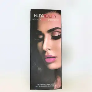 Nytt, aldrig använt. Huda Beauty Lip Contour Set liquid matte - trendsetter & bombshell. En lip liner & 2 lipgloss. Normalpris: 240kr 