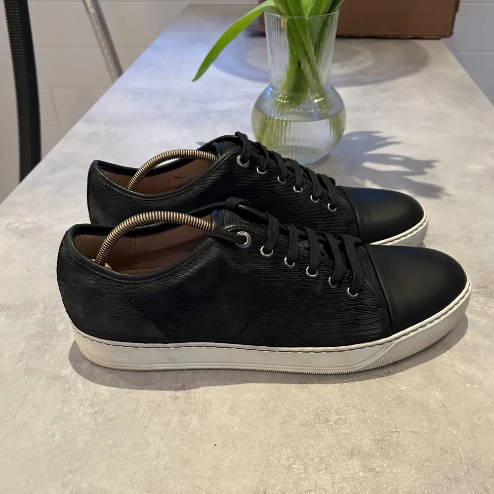 Svarta Lanvin Cap Toes i storlek 44 (US 10) || Skick 9.5/10 || Nypris 4400 kr || Vårt pris 2099 kr || Vid minsta fråga kontakta via PM. Skor.