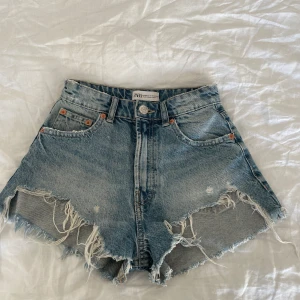 jeans shorts  - jeans shorts med slitning från zara. använda få gånger men slitningarna är lite upprivna annars jätte bra skick. pris kan diskuteras, skriv privat för fler bilder.