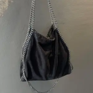 Säljer denna snygga svartglittriga väskan i nyskick! Väldigt rymlig så finns plats för mycket🪩✨ Liknar Stella McCartney väskorna🖤