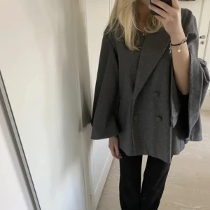 Jacka - Säljer denna fina kappan som inte kommer till användning!❤️köpt på plick! lånade bilder, skriv för egna