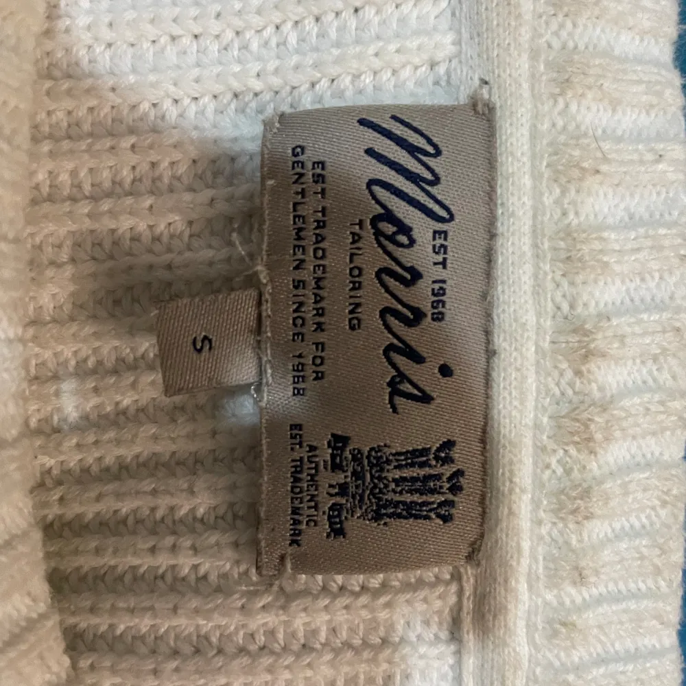 Nu säljer vi denna vita Morris tröjan i storlek S som är använd ett fåtal gånger. Ny pris 799kr. Tröjor & Koftor.