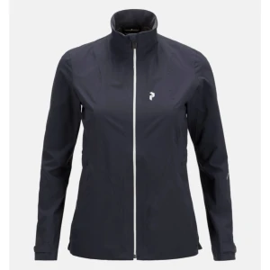 Peak Performance W Camberley Jacket golfjacka - En mycket smidig, andningsbar och slitstark regnjacka tillverkad av Hipe®-Core+ material, som dessutom är helt vindtät. Alla sömmar är tejpade. Kardborreband på ärmarna, dragsko i fållen och midjan för justeringar. Två sidofickor med dragkedja. 