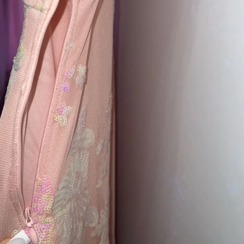 Rosa klänning perfekt till bröllops tillfällen och även bal aldrig använd den är rosa med paljetter sedan slits ner till har även dragkedja (FRAKTEN LIGGER PÅ 9kr!)🌸. Klänningar.