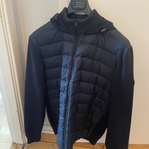 Woolrich cardigan - Helt oanvänd Woolrich cardigan storlekar XL(Passar L). Kvitto och tags sitter kvar på jackan.  Nypris 5800  