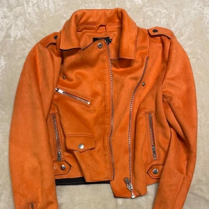 Bikerjacka i mocka - Använd en kväll 🧡