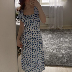 Blommig klänningar  - Storlek: xs Midi 