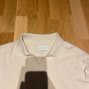 Beige tröja These glory days  - Säljer nu denna tröja från These glory days i storleken L. Denna är helt oanvänd och där av 10/10 skick. Köpt för 1099 kr. Bara höra av sig vid intresse eller funderingar. Öppen för prisförslag.