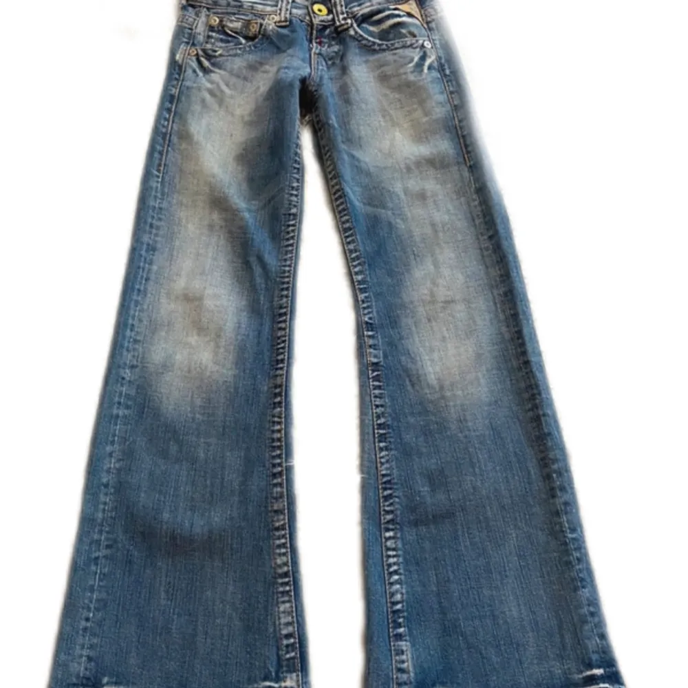 Så snygga bootcut /lowrise/lågmidjade jeans från replay. Storlek W26 L32. I fint skick utan defekter!. Jeans & Byxor.