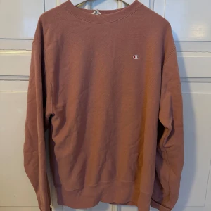 Champion crewneck - Mörk råsa crewneck. Ganska gammal med hållt sig i bra skick. Ganska ”baggy” känsla.