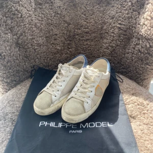 Philippe Model - Dessa är i nyskick, inga skavanker. Vid snabb affär kan priset förhandlas. Denna sko passar även för de med storlek 39-41