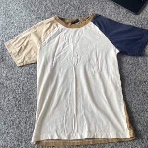 T-shirt - Snygg t-shirt i fint skick! Använda inte då den är för liten i storleken. Köparen står för frakten