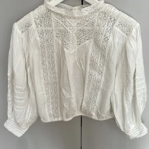 Söt blus  - Söt vit blus med spets detaljer! Väldigt fin blus som är ganska kort. Köparen står för frakten!