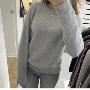 Grå stickad tröja  - Lånad bild 💓 en as skön stickad tröja från vero Moda! Nypris 249 säljer för 100🌟🌟 (säljer en likadan i grön)
