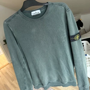 Stone island - Äkta Stone island crewneck. Nypris 2999kr mitt pris 999kr. Storlek M men passar även L. Priset är diskuterbart.