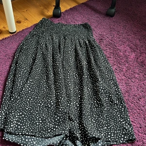 Svart långkjol - Svart vit prickig långkjol. Knappt anvönd. Jättefin o skön. Pris diskuterbart 🥰