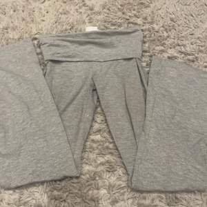 Yoga pants från Gina Young💝(Gina tricot) dom är gråa och de är köpta för 200kr🩷🙌🏼 det är ganska bra skick❣️kontakta för frågor eller mer bilder🥰