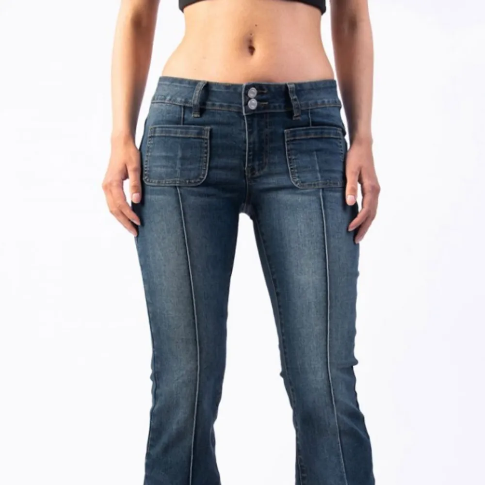 Säljer dessa bootcut jeans från madlady med stängda fickor där bak, dom är lite slitna precis vid hälarna men utöver det så är dom i bra skick. Storlek 38 längd: regular. Skriv för egna bilder✨💞. Jeans & Byxor.