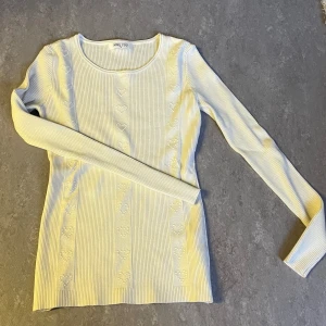 Tröja  - Tajt tröja med hjärt-detaljer. Aldrig använd 