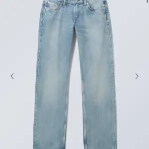 Säljer mina lågmidjade jeans från Weekday i modellen Arrow, de är aldrig använda utan bara testade. Säljer pga att de inte kommer till användning. Nypris: 590kr 