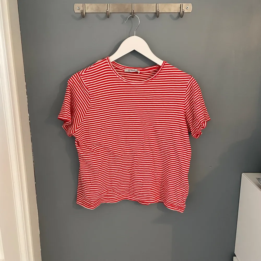 Gullig röd/vit randig T-shirt från Zara, strl S,använd några gånger men bra skick✨✨. T-shirts.