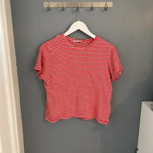 Gullig röd/vit randig T-shirt från Zara, strl S,använd några gånger men bra skick✨✨