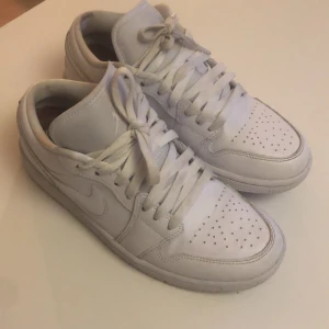 WMNS AIR JORDAN 1 LOW - Storlek 38, använda två gånger och är nyligen köpta! Säljer pga att jag hittat andra skor jag helldre vill ha.  Priset går att diskutera!