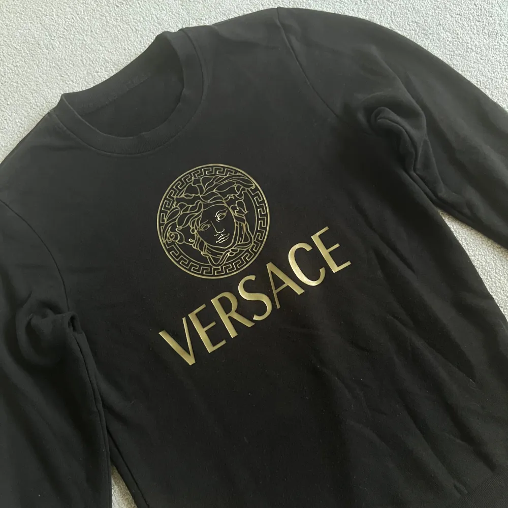 Säljer denna Versace tröjan den är använt 2 gånger den är som  helt ny köpte den för 1100kr men säljer den för 800kr:). Tröjor & Koftor.