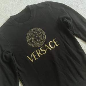 Säljer denna Versace tröjan den är använt 2 gånger den är som  helt ny köpte den för 1100kr men säljer den för 800kr:)