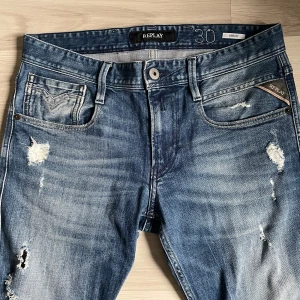 Replay anbass  - Säljer dessa feta replay anbass med slitningar. Fint skick, nypris runt 1500 mitt 550. Hör gärna av vid frågor och funderingar!