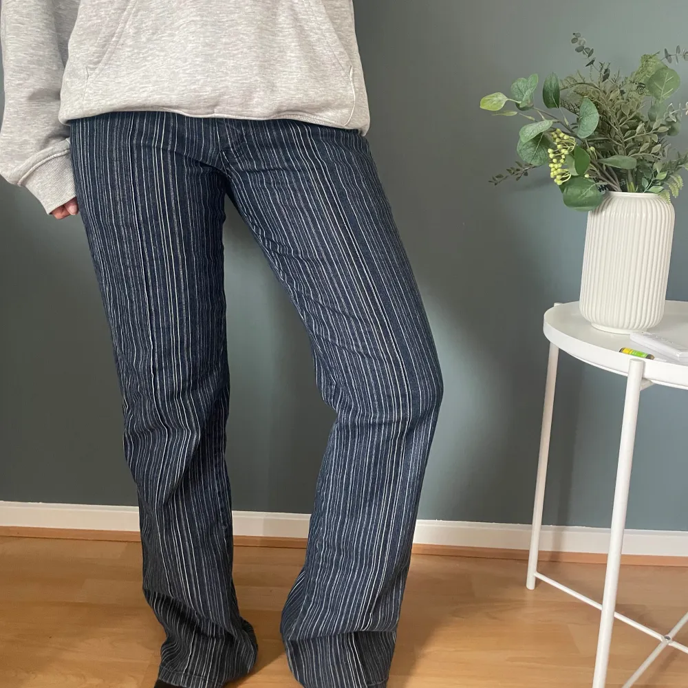 Jättesnygga nästan nya lågmidjade jeans. Midjemått tvärs över 39cm  Ytterbenslängd: 104cm Innerbenslängd: 84cm. Jeans & Byxor.