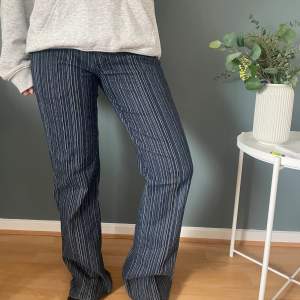 Jättesnygga nästan nya lågmidjade jeans. Midjemått tvärs över 39cm  Ytterbenslängd: 104cm Innerbenslängd: 84cm
