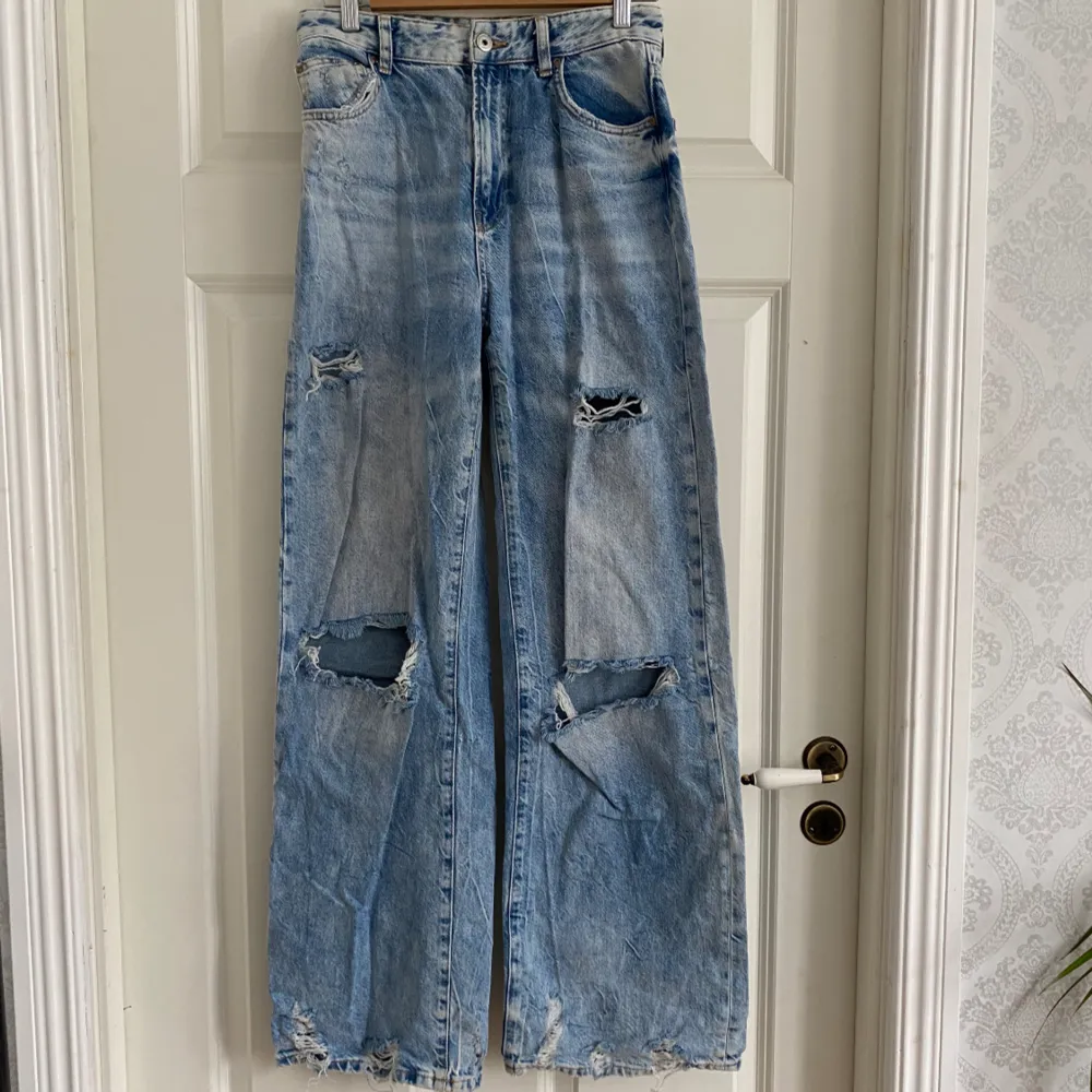 Ett par jeans med slitning. Från Bershka.. Jeans & Byxor.