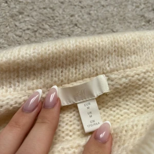 Stickad tröja hm - Jättefin och gosig stickad tröja från hm  Använd 2 ggr och inga defekter 