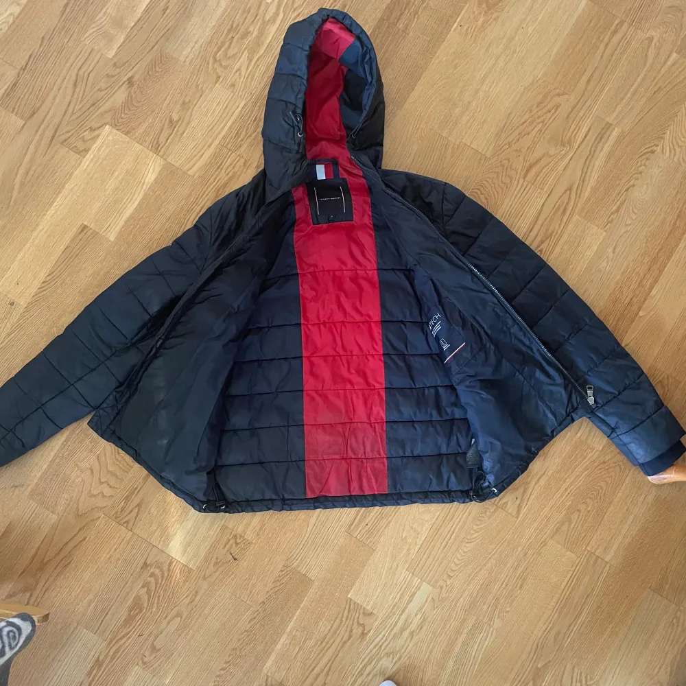 Säljer en dunjacka av Tommy Hilfiger, skick 7/10. Snygg men lite för liten för mig. Marinblå. Nypris är runt 1800kr, säljer för 499kr. Jackor.