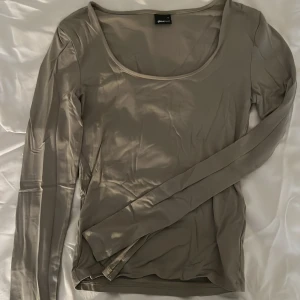 Tröja - Snygg tröja från Gina tricot endast använd fåtal gånger. Går att använda både fram och bak (med urringning eller utan) 