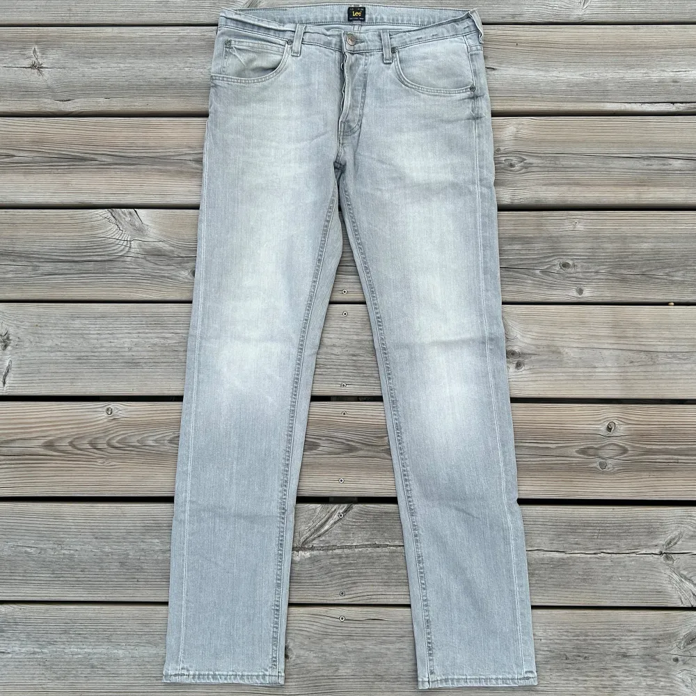 Lee jeans. Storlek 30 32. Väldigt cool färg och i mke bra skick!  Tags: cohen, nudie jean, saint Laurent, golden goose, lindeberg, gran sasso, Phillipe model, philippe model, dondup jeans, Levis, lee jeans, Ralph lauren, rayban boyfriend grisch, laid. Jeans & Byxor.