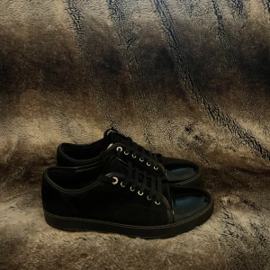 Lanvins - Ett par riktigt fräscha stilrena lanvins UK 9 som är i väldigt bra skick då de är sparsamt använda. Endast skorna medföljer❗️Kom Pm om du har några frågor(endast seriösa köpare)😁❗️