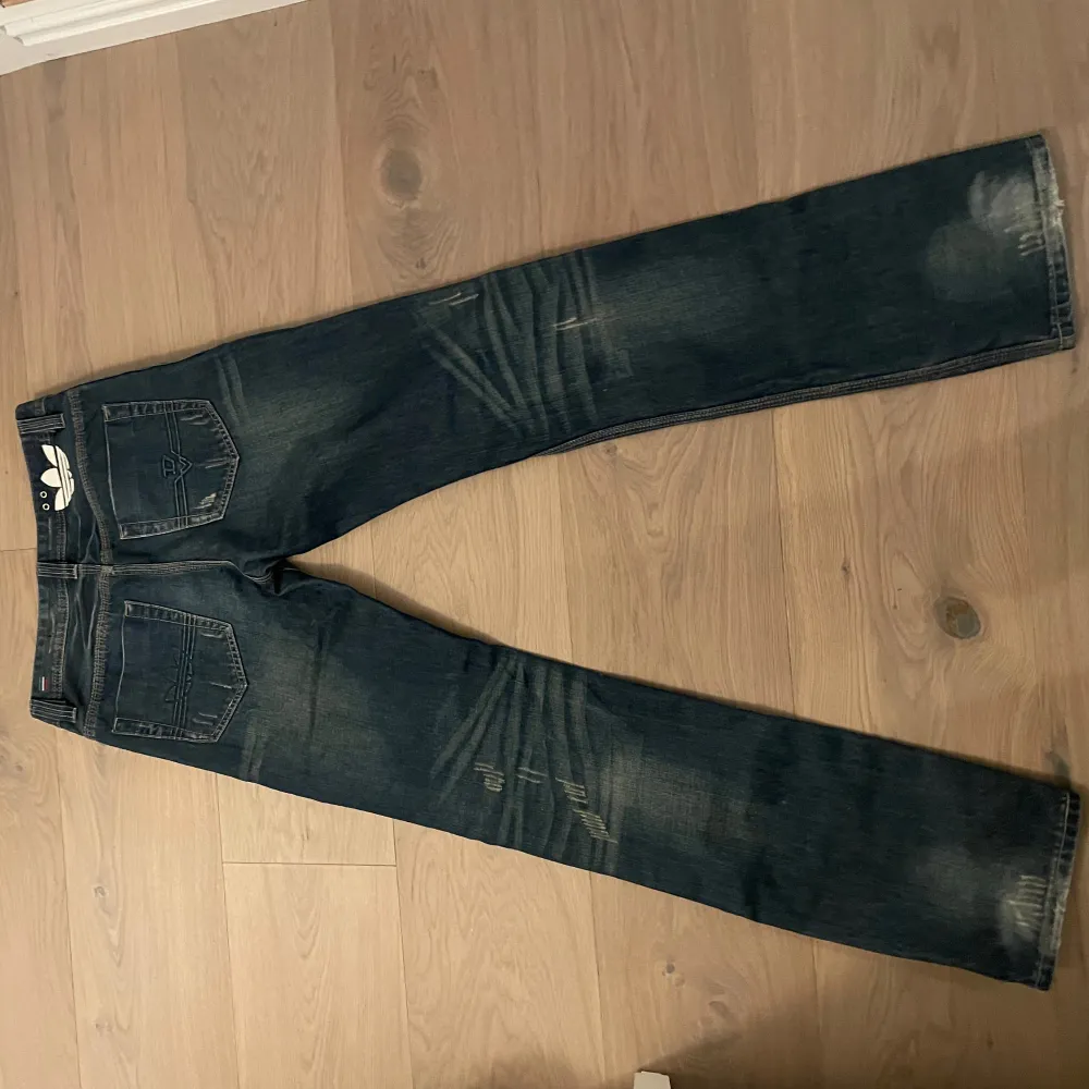 Väldigt feta diesel x adidas jeans med många feta detaljer dom är lite slitna där nere vid jeansen. Jeans & Byxor.