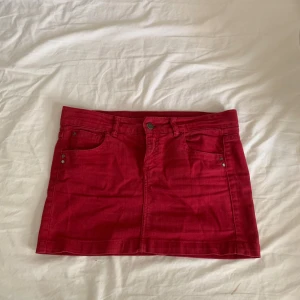 Röd jeanskjol - snygg röd mini jeanskjol
