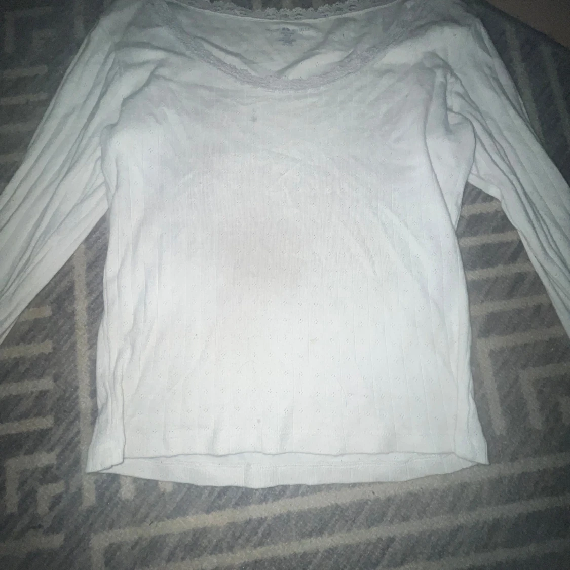 Fin vit lång ärmad tröja